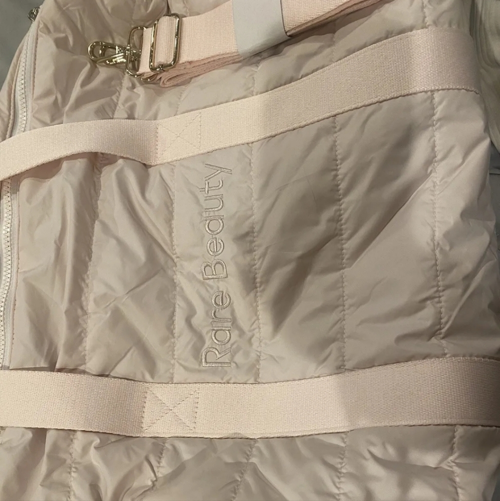 𝐍𝐄𝐖 Rare Beauty Puffy Weekend Duffel Bag NEW - Picture 3 of 3